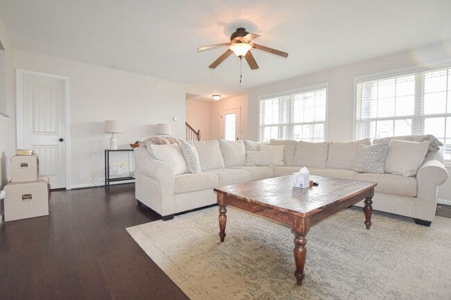 Building Photo - Pet Friendly Three Bedroom with Bonus!