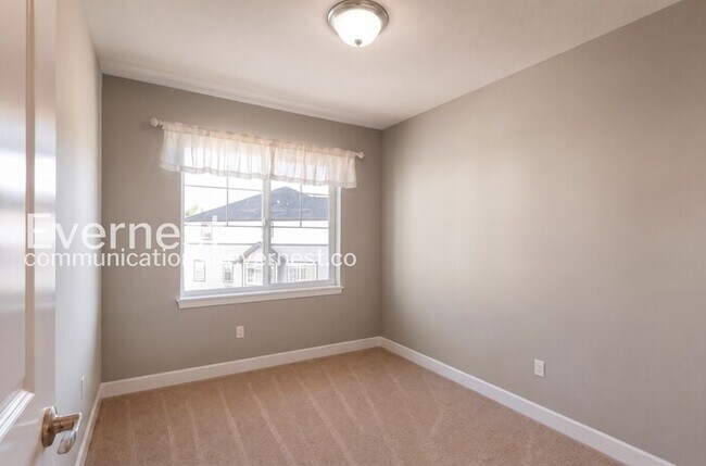 Building Photo - 2-Bed/2.5-Bath Townhome/Voucher Accepted