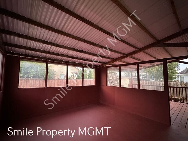 Building Photo - Lovely house with 4 bedrooms, 2 bonus room...