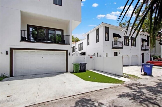 Building Photo - 405 S Westland Ave