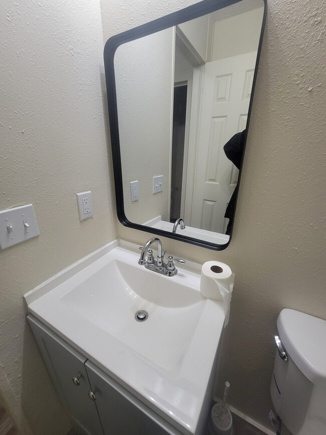 Building Photo - 207 Hickory Ave