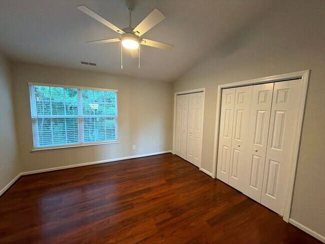 Building Photo - 2 Bedroom 1.5 Bathroom