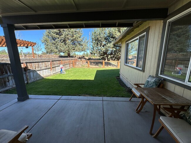 Building Photo - Live in Beautiful Bend Oregon