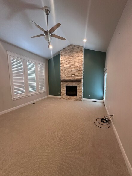 Building Photo - 1471 E Summerheights Dr