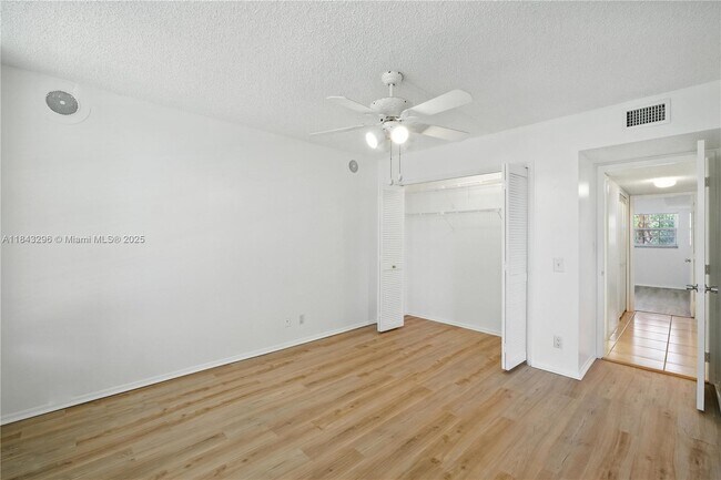 Building Photo - 3850 Oaks Clubhouse Dr