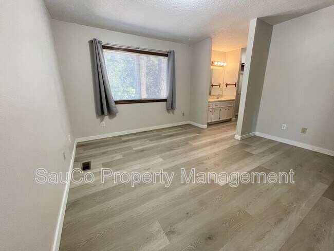 Building Photo - 324 SE 30th Ave