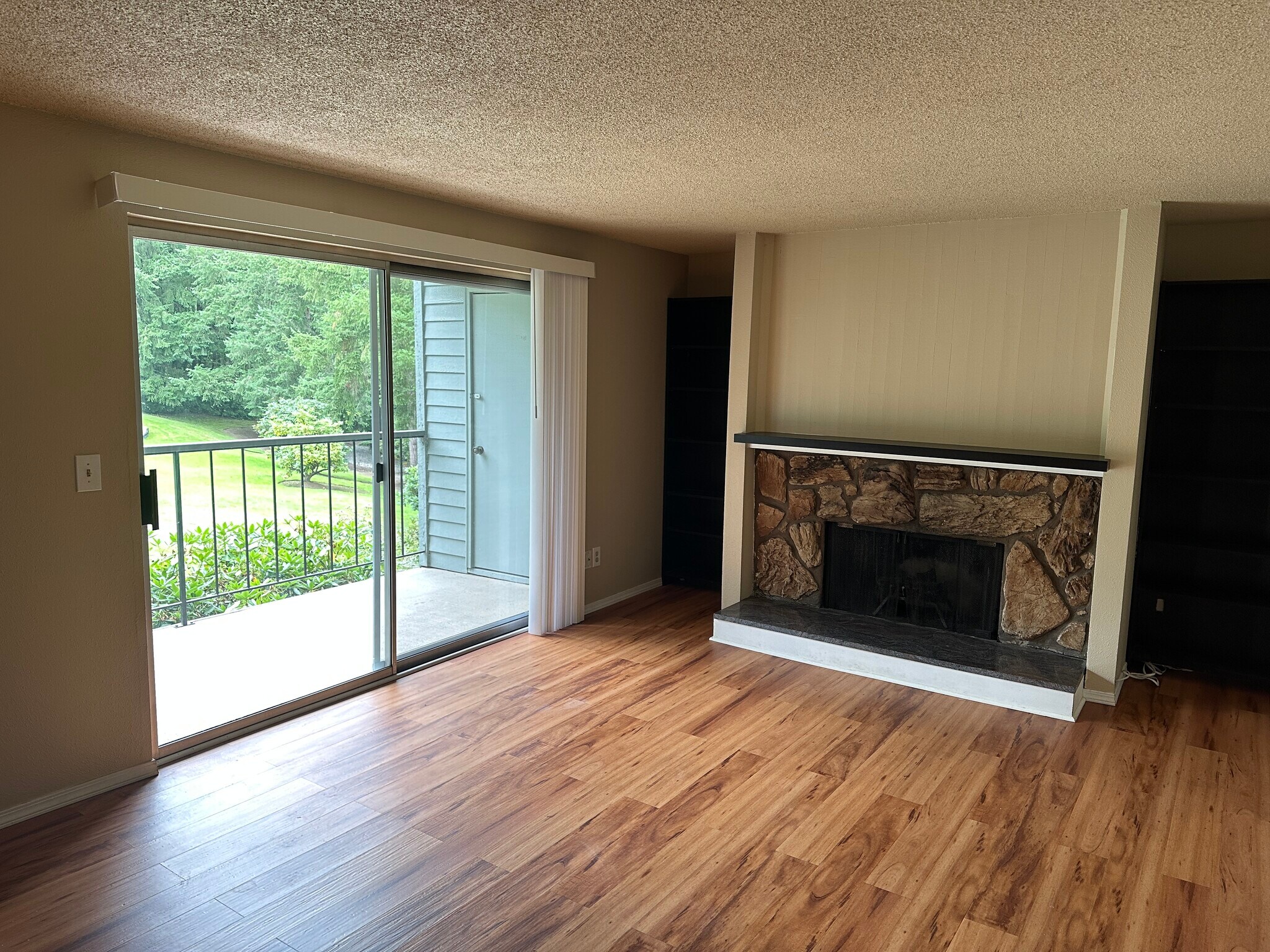 Building Photo - 4641 W Lake Sammamish Pky SE
