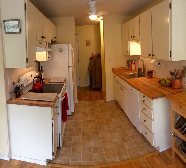 Building Photo - Beautiful Sand Point Condo with Pool & Garage Parking