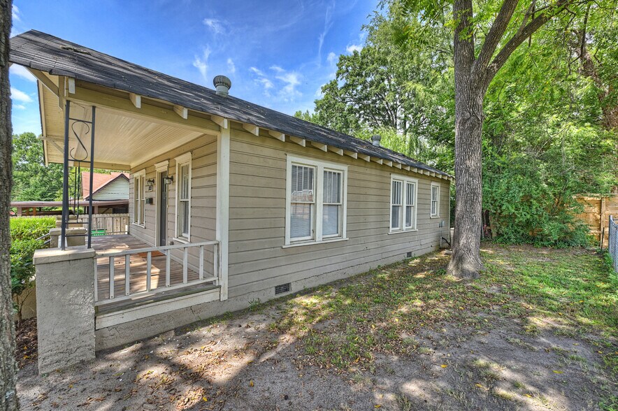 Building Photo - 1009 Grace St