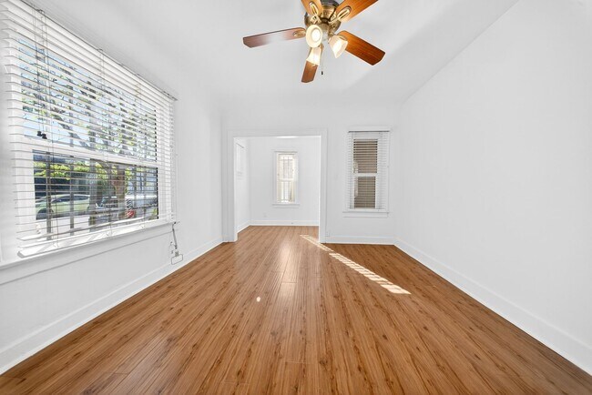 Interior Photo - 5225 De Longpre Ave