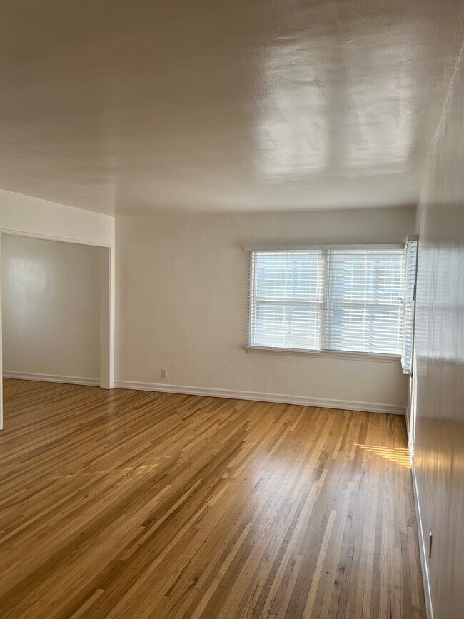 Living room - 1252 Franklin St
