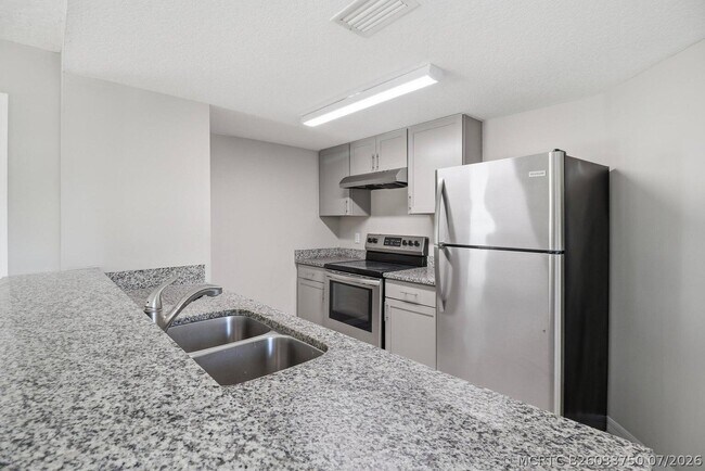 Building Photo - 2625 Heathcote Dr