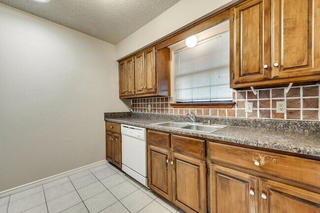 Building Photo - **COMING SOON** BEAUTIFUL CORNER LOT! Love...