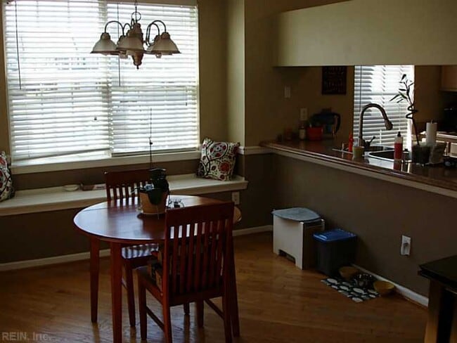 Building Photo - CHESAPEAKE UPDATED END-UNIT TOWNHOME