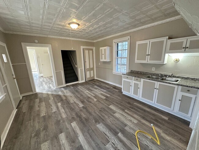 Building Photo - Spacious Single Family Home Ready for Rent in Great Neighborhood