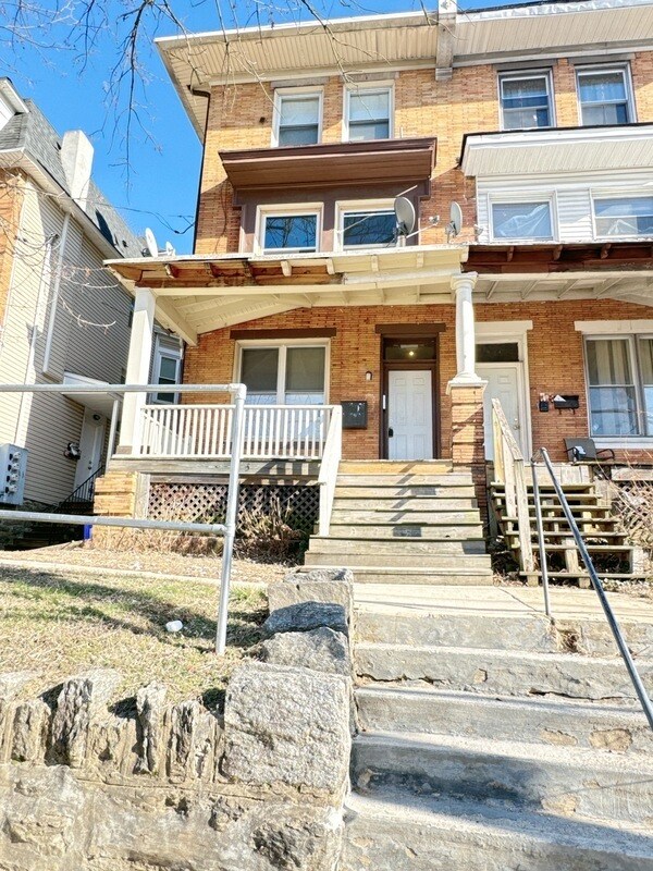 Building Photo - 436 W Queen Ln