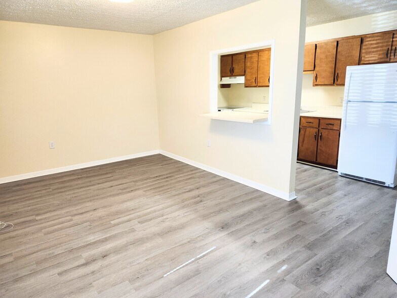 Living room & kitchen - 5230 Beach Dr