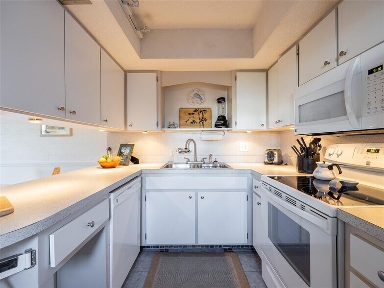 Building Photo - 400 Base Ave E