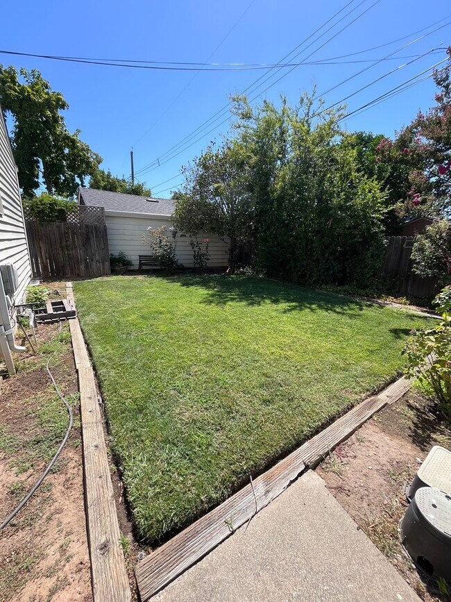 Building Photo - CUTE 2 BEDROOM HOME IN EAST SAC!!