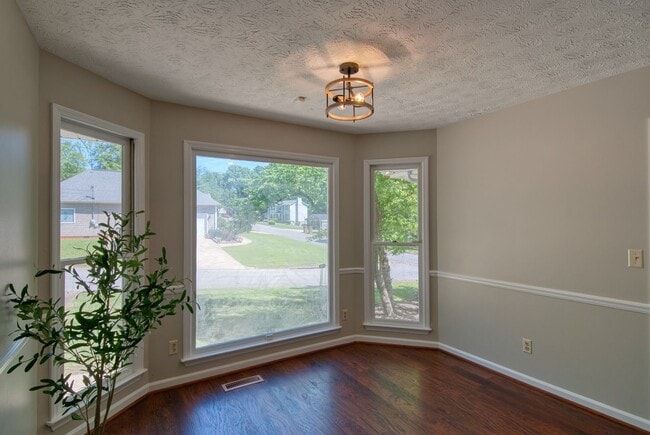 Building Photo - 1110 Berkshire Dr