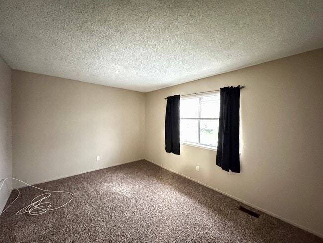 Building Photo - Cozy condo in Auburn