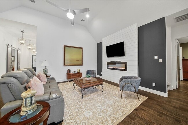 Building Photo - 1015 Oak Briar Ln