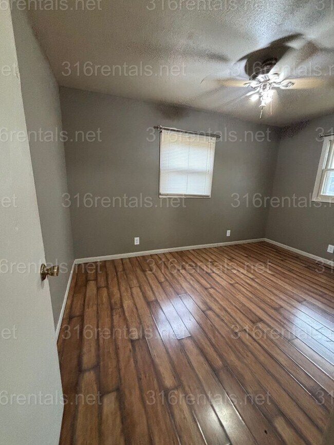 Building Photo - 3 bedroom 2 bathroom rental available NOW!