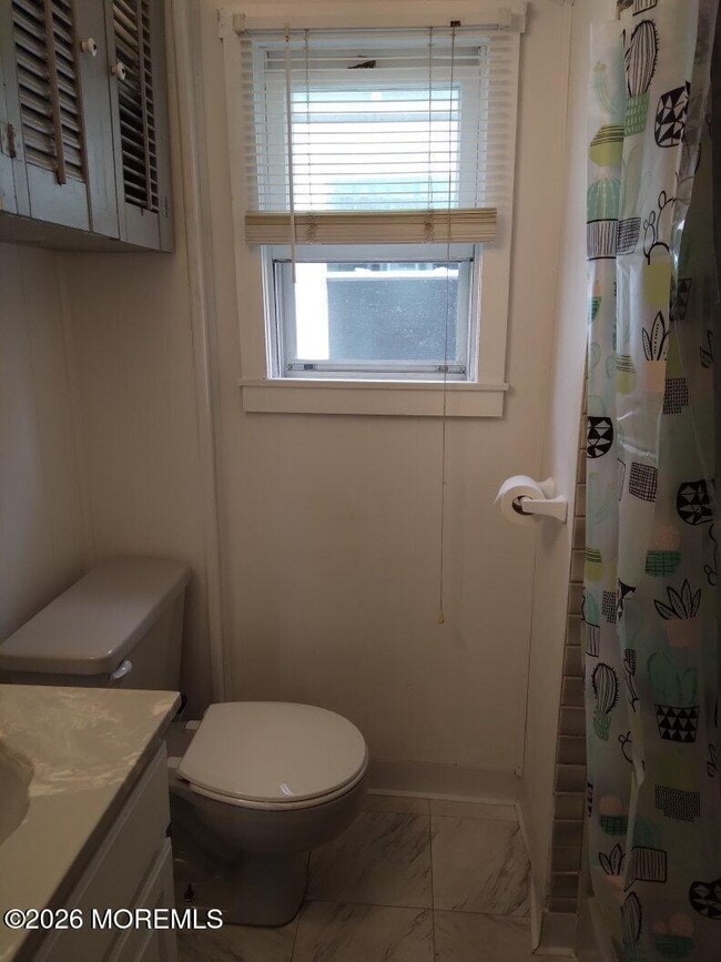 Building Photo - 10 Lake St