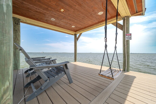 Building Photo - Gorgeous Riverfront 3/2 with dock!!