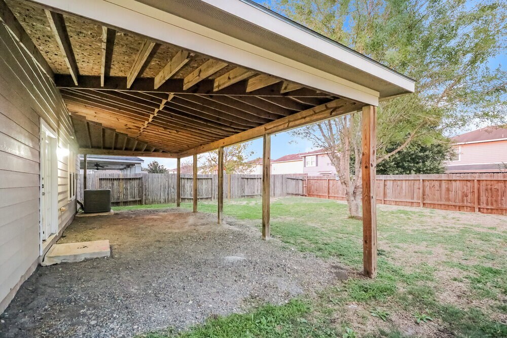 Building Photo - 5027 Oak Briar Ln