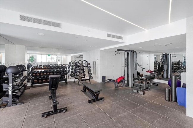 Building Photo - 700 NE 25th St