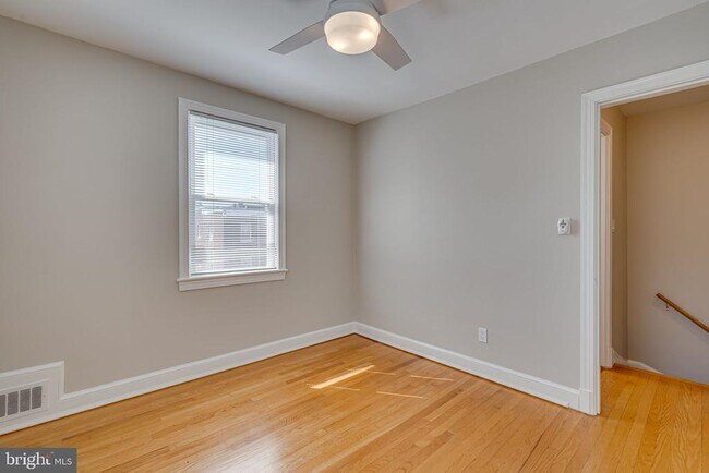 Building Photo - 425 E Luray Ave