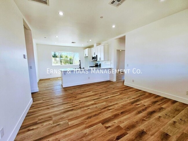 Building Photo - 5016 N Bentree Cir