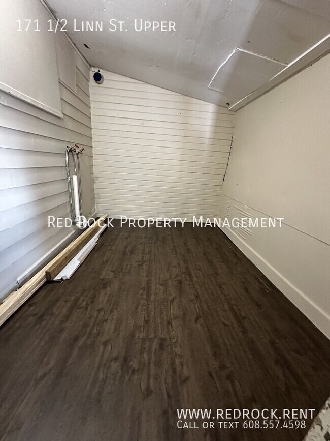 Building Photo - 171 1/2 Linn St. Upper-