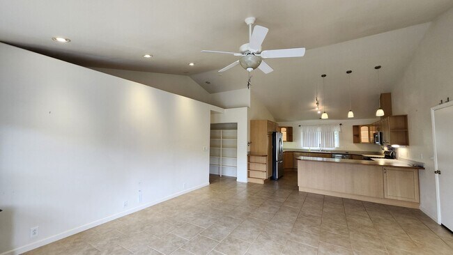 Building Photo - Rental Available in Beautiful Waimea