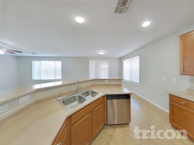 Building Photo - 6624 S 45th Glen