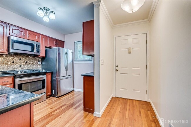 Building Photo - 6 Tulip Ct