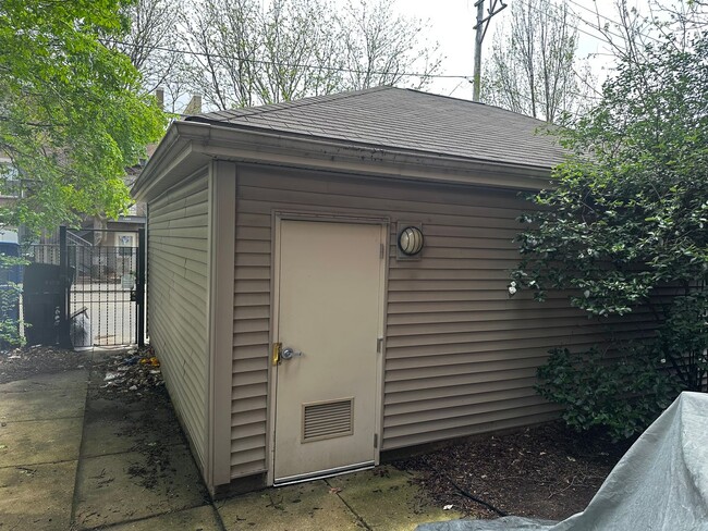 Building Photo - Spacious 3 Bed, 2 Bath Steps to Taylor Street
