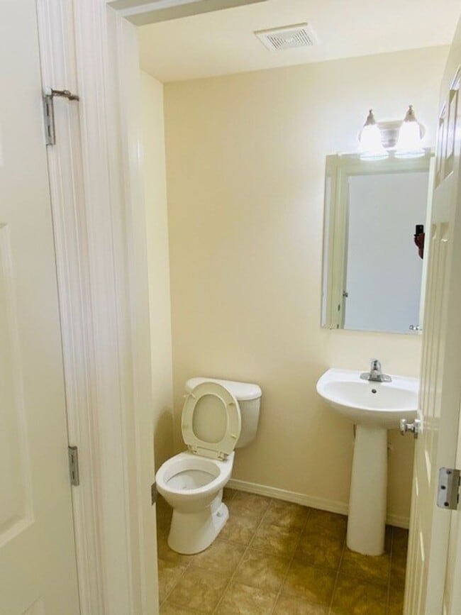 Building Photo - Charming and Spacious Home