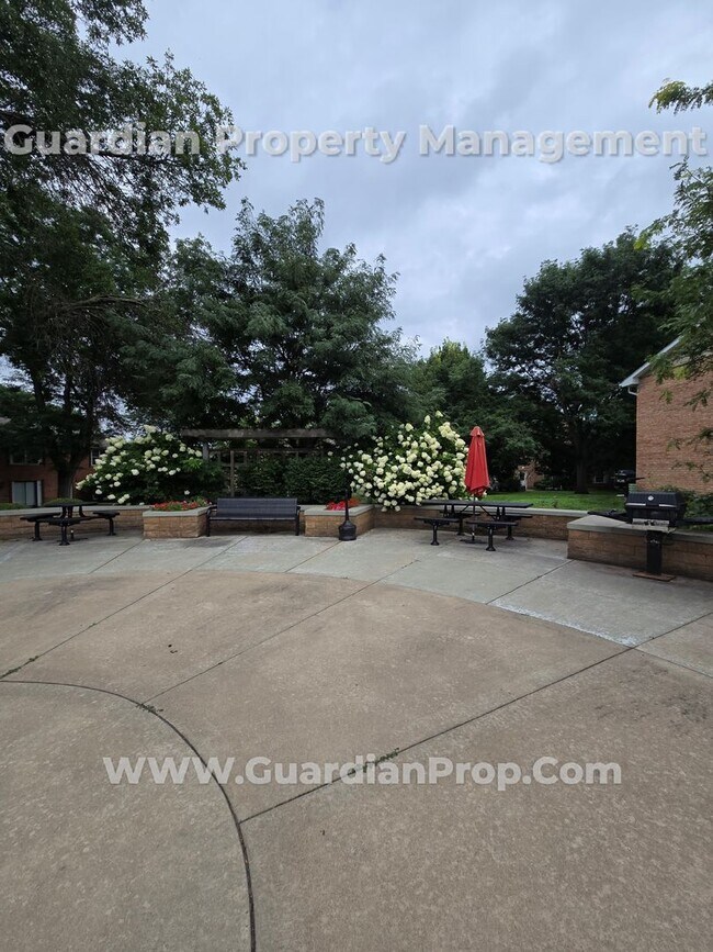 Building Photo - Move-in special! Reduced security deposit....