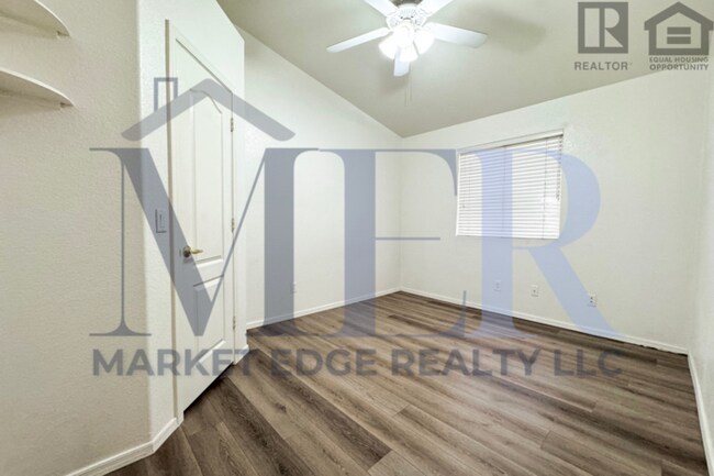 Building Photo - 3Bed/2Bath House at 51st Ave/Loop 101! $399 MOVE-IN SPECIAL! Move-In Ready on 01/08/2026!