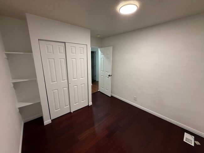 Building Photo - Beautiful 6 bedroom home!