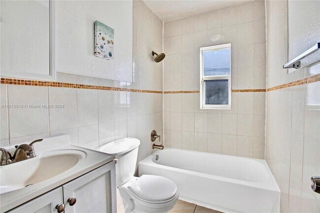 Building Photo - 1104 NE 16th Ave