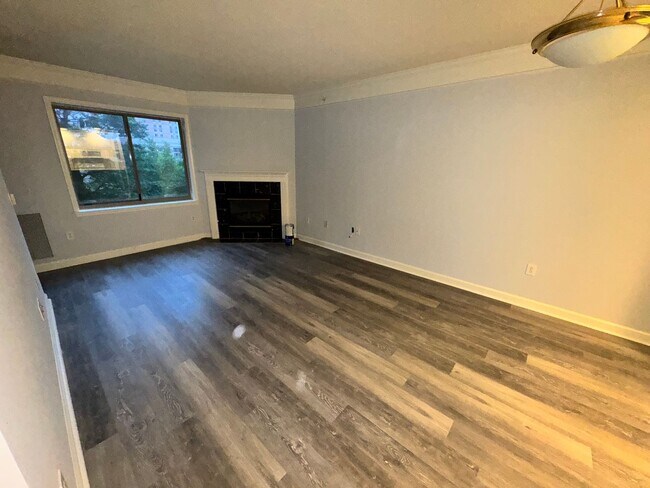 Building Photo - Updated 1BR Condo with Parking Near Virgin...