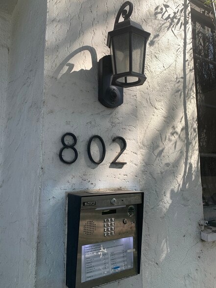 Building Photo - 802 N Sweetzer Ave