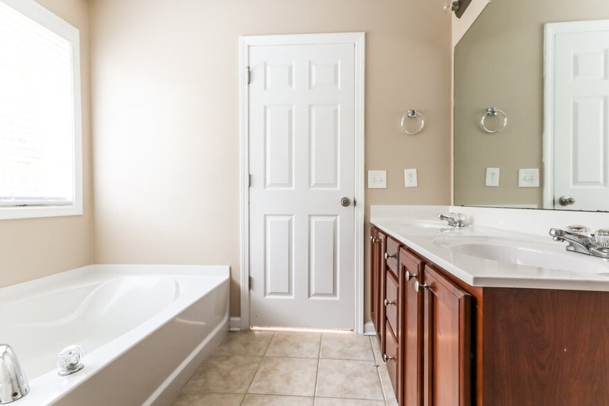 Building Photo - 4670 Duval Point Way SW