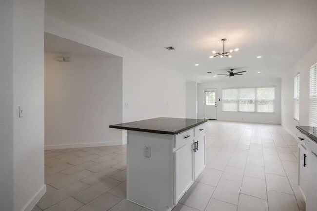 Building Photo - 2108 Kane Cove