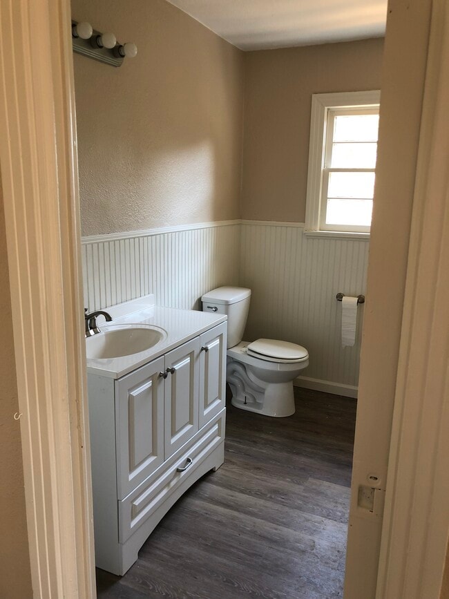 Bath - 700 Florey St