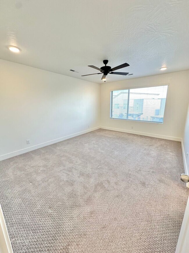Building Photo - Desert Color Townhome!