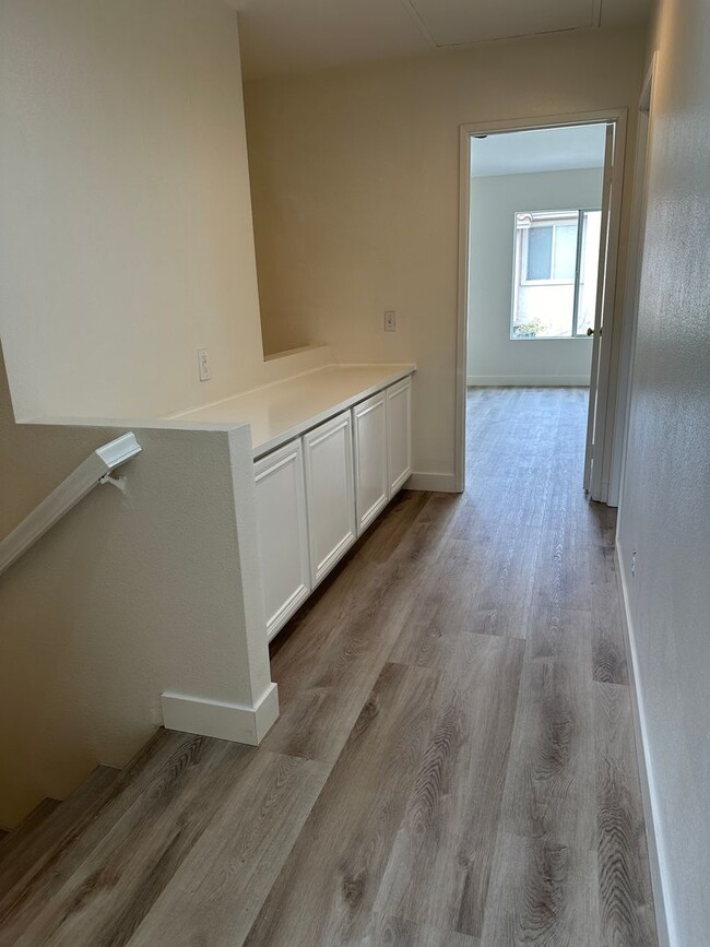 Building Photo - Centrally Located Townhome w/ 2 Car Garage...